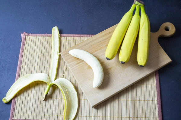 Ramo Banana Fresca Uma Tábua Servir Vista Superior — Fotografia de Stock