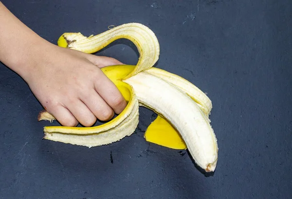 Menina Segura Uma Banana Sobre Mesa Ramo Bananas Mesa Vista — Fotografia de Stock