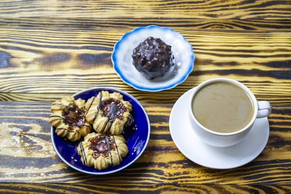 Kaffee Mit Milch Und Keksen Auf Holzgrund Draufsicht — Stockfoto