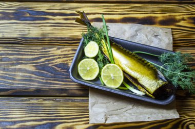 Ahşap arka planda meyve ve şaraplı füme uskumru balığı.