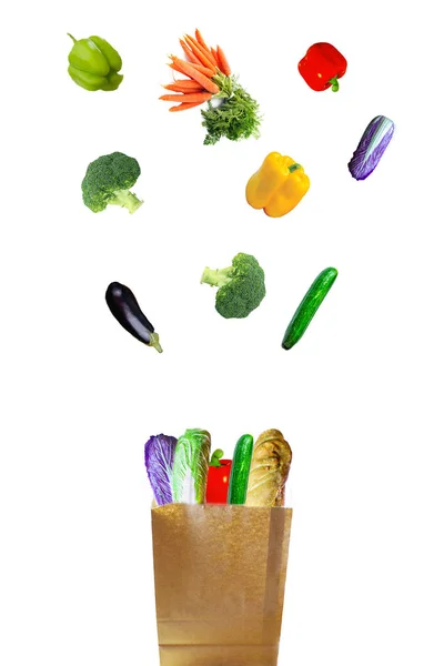 新鲜蔬菜落在纸袋里 — 图库照片