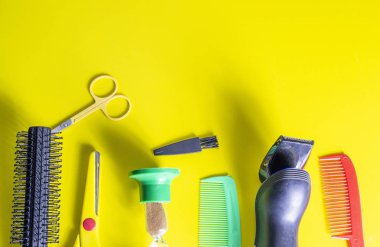 Kuaförden saç kesme makası ve diğer eşyalar.