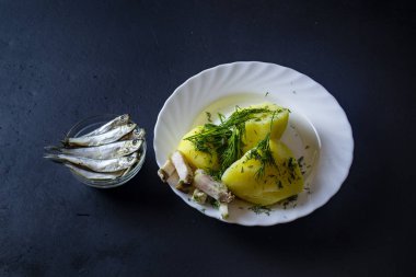 Sebzeli haşlanmış patates ve köfte, üst manzara, seçici odaklanma.