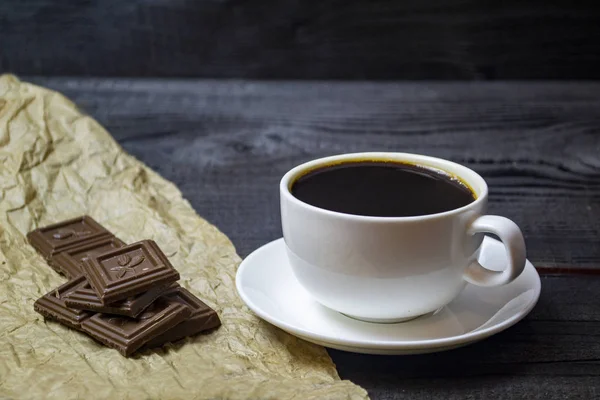 Weiße Tasse Mit Kaffee Und Schokolade Auf Schwarzem Hintergrund Draufsicht — Stockfoto