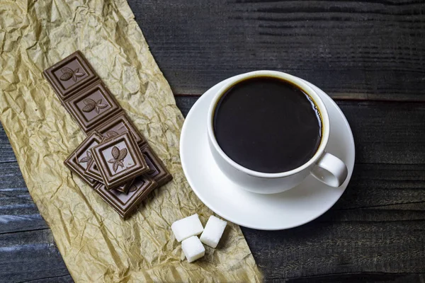 Weiße Tasse Mit Kaffee Und Schokolade Auf Schwarzem Hintergrund Draufsicht — Stockfoto