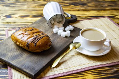 Sabah kahvesi, çöreklerle, manzaralı.