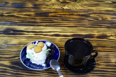 Sabah kahvesi, çöreklerle, manzaralı.