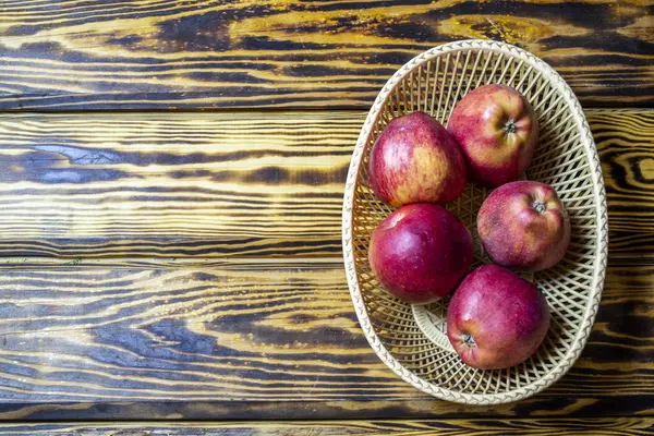 Frisches Obst Strohkorb Auf Holzgrund Draufsicht Selektiver Fokus — Stockfoto