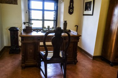 Ofisin içinde, Belarus 'taki Mir Kalesi' nde, Minsk bölgesinde 7 Aralık 2019 tarihinde. Seçici odaklanma. Bulanık arkaplan. Masaüstünde parlak pencere kümesi