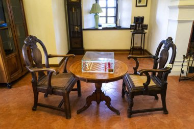 7 Aralık 2019 'da Minsk bölgesindeki Belarus' taki Mir Kalesi 'nde satranç oynanan bir salonun içinde seçici bir odak noktası var. Bulanık arkaplan