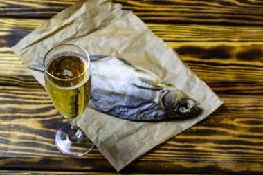 Kurutulmuş tuzlu balıklı bir bardak bira, seçici odaklanma.