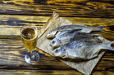 Kurutulmuş tuzlu balıklı bir bardak bira, seçici odaklanma.