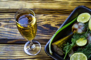 Tahta bir masada çiğ uskumru balığı, taze otlar ve meyvelerle, üst görünüm, seçici odaklanma.