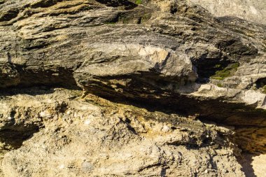 Tahta bir çitle çevrili bir dağda kaldırım taşı, seçici bir odak.