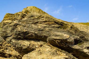 Tahta bir çitle çevrili bir dağda kaldırım taşı, seçici bir odak.
