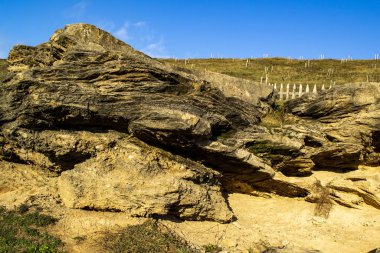 Tahta bir çitle çevrili bir dağda kaldırım taşı, seçici bir odak.