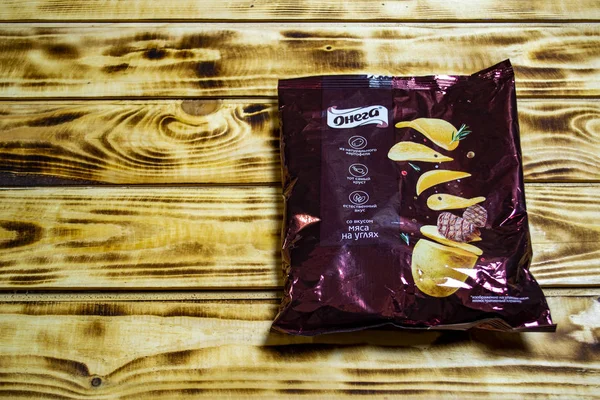 Onega Chips Sobre Fondo Madera Con Una Taza Café Paquete — Foto de Stock