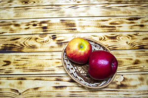 Frisches Obst Strohkorb Auf Holzgrund Draufsicht Selektiver Fokus — Stockfoto