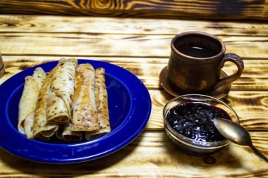 Tereyağlı ve reçelli gözleme, Shrovetide çay ile büyük bir yığın kızarmış gözleme, seçici odak, üst görünüm