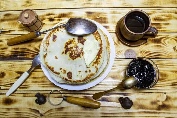 Naleśniki Masłem Dżemem Shrovetide Duży Stos Smażonych Naleśników Herbatą Selektywne — Zdjęcie stockowe