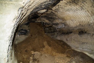 Şehrin altındaki terk edilmiş mağaralar, sığ alan derinliği olan seçici bir odak noktası, sıcak filtre.