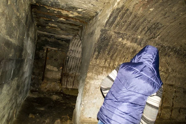 Young Man Walks Abandoned Catacombs Selective Focus Shallow Depth Field — 스톡 사진