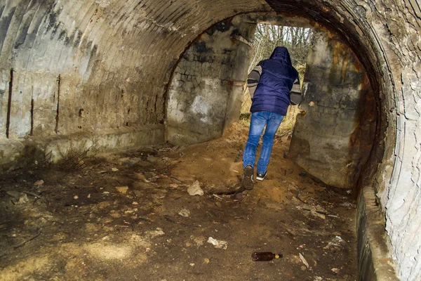 Young Man Walks Abandoned Catacombs Selective Focus Shallow Depth Field — Stock Photo, Image