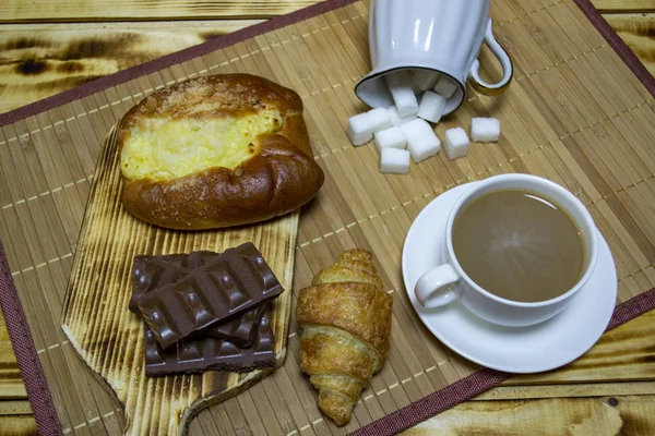 带有巧克力和面包的咖啡 顶部视图 选择性焦点 — 图库照片