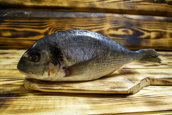 Ikan Darado Atas Meja Kayu Stok Foto