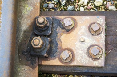 Paslı cıvatalarla uyuyanlara demiryolu bağlanıyor