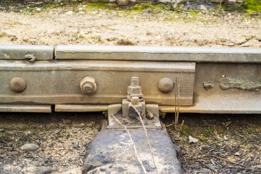 Paslı cıvatalarla uyuyanlara demiryolu bağlanıyor
