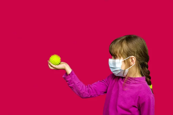 Дитина Років Медичній Масці Тримає Шипувату Кульку Схожу Вірус Концепцію — стокове фото