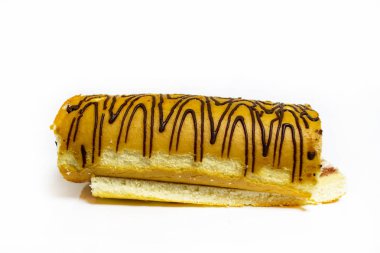 Beyaz arka plan üzerinde izole çikolatalı rulo