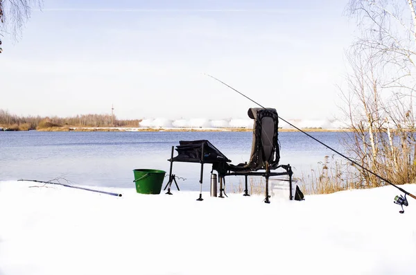 Kış Balıkçılığı Göl Kenarında Balıkçı Sandalyesi — Stok fotoğraf