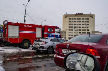 2 Şubat 2019 'da Belarus' un Minsk kentinde itfaiyeciler, polis ve ambulansların karıştığı bir kaza..