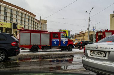 2 Şubat 2019 'da Belarus' ta Minsk şehrinde itfaiyeciler, polis ve ambulansın karıştığı bir kaza.
