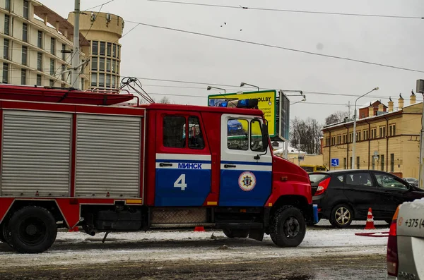 2 Şubat 2019 'da Belarus' ta Minsk şehrinde itfaiyeciler, polis ve ambulansın karıştığı bir kaza.