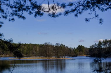 Yaz gölü manzarası