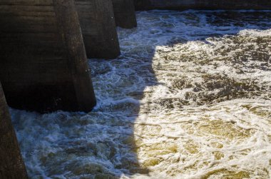 Güneşin parlak ışınlarının altındaki manzara su barajı