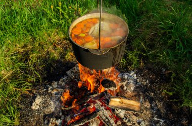 Balık tutarken taze balık çorbası pişirilir.