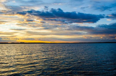 Gece denizinde gün batımı