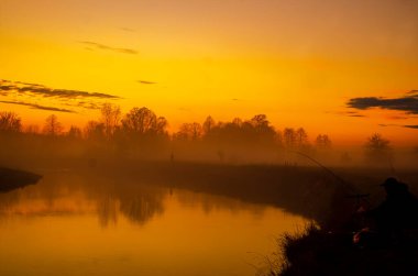 Nehirdeki balıkçılar gece balık yakalar. Besleyici, seçici bir odak noktasında.