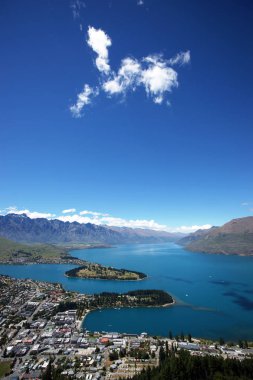 Yeni Zelanda 'da Queenstown Körfezi ve Wakapitu Gölü manzarası