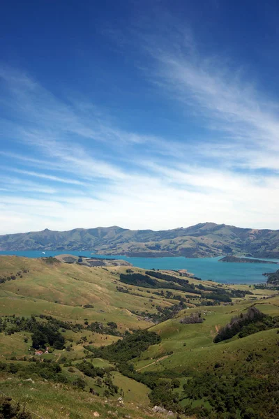 Yeni Zelanda 'nın güneyindeki Akaroa limanının Panorama manzarası