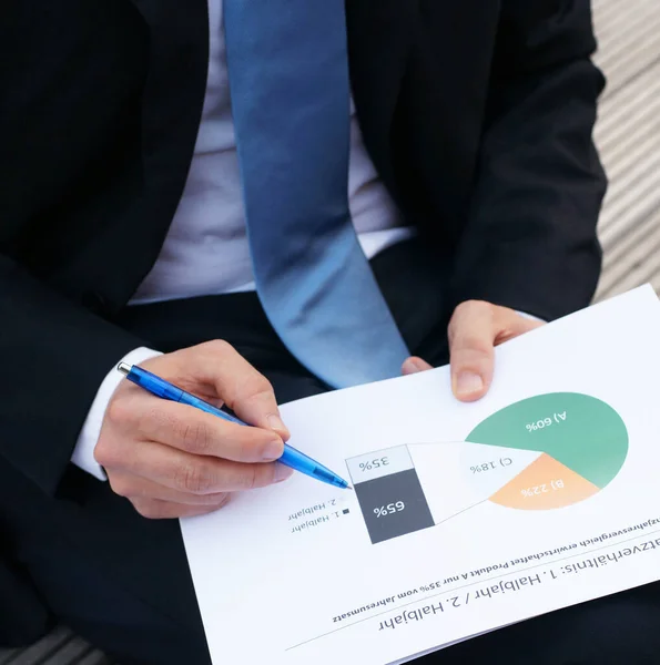 İş adamı mali tabloları analiz eder. İş ve finans kavramları