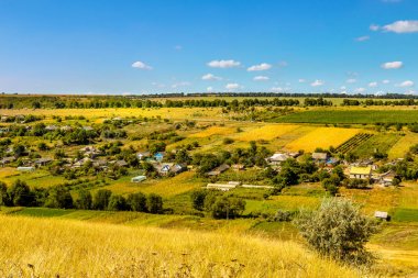 Doğu Avrupa'nın uzak bir bölümünde eski bir köy panoramik manzaralı