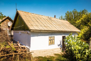Doğu Avrupa'nın uzak bir köyde bir 100 yıl artı-eski ev