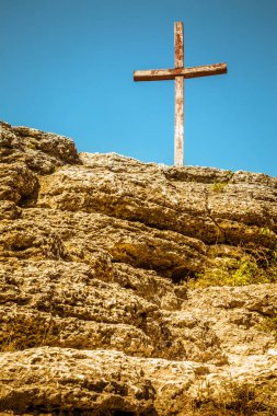 Doğu Avrupa'da bir manastırda bir tepe üstünde tahta haç