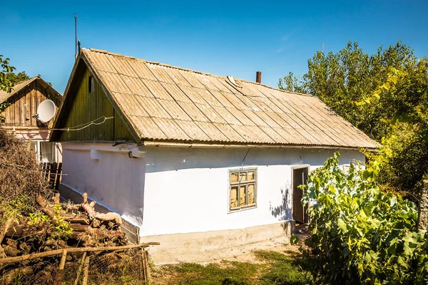 Uma Casa Mais 100 Anos Uma Aldeia Remota Europa Oriental — Fotografia de Stock