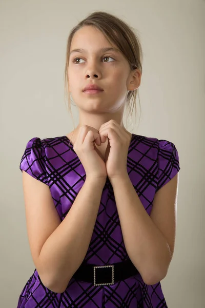 Chica en vestido púrpura — Foto de Stock